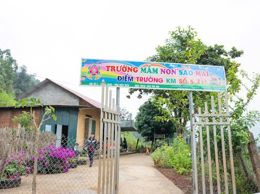 CÔ ĐOÀN DIỆU ANH THĂM VÀ TRAO QUÀ TẠI LỚP MẪU GIÁO GHÉP KM SỐ 5 – TRƯỜNG MẦM NON SAO MAI - XÃ NA SANG - TỈNH ĐIỆN BIÊN