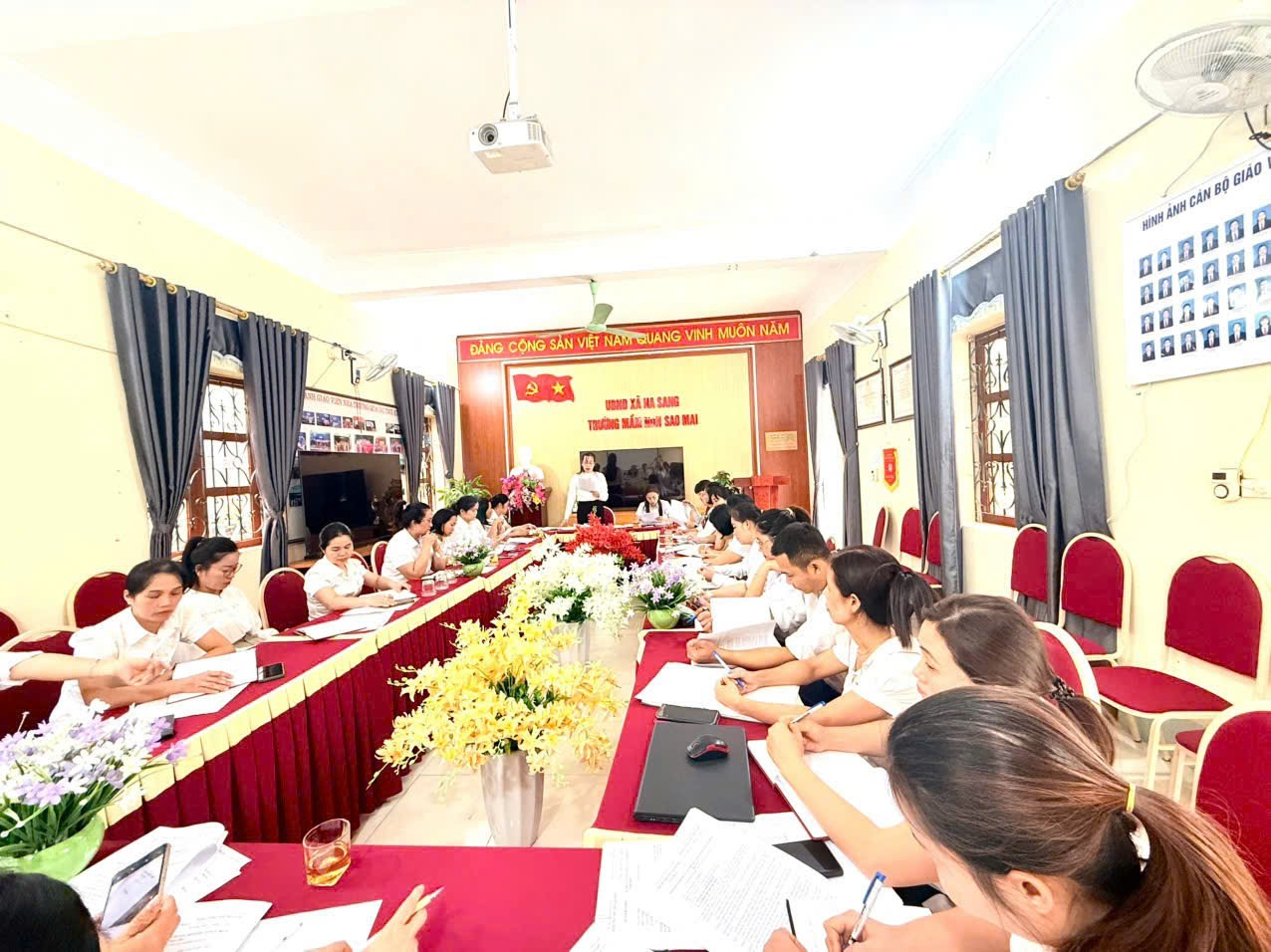 CHI BỘ TRƯỜNG MẦM NON SAO MAI TỔ CHỨC HỌP KIỂM ĐIỂM, ĐÁNH GIÁ, XẾP LOẠI CHẤT LƯỢNG NĂM 2025